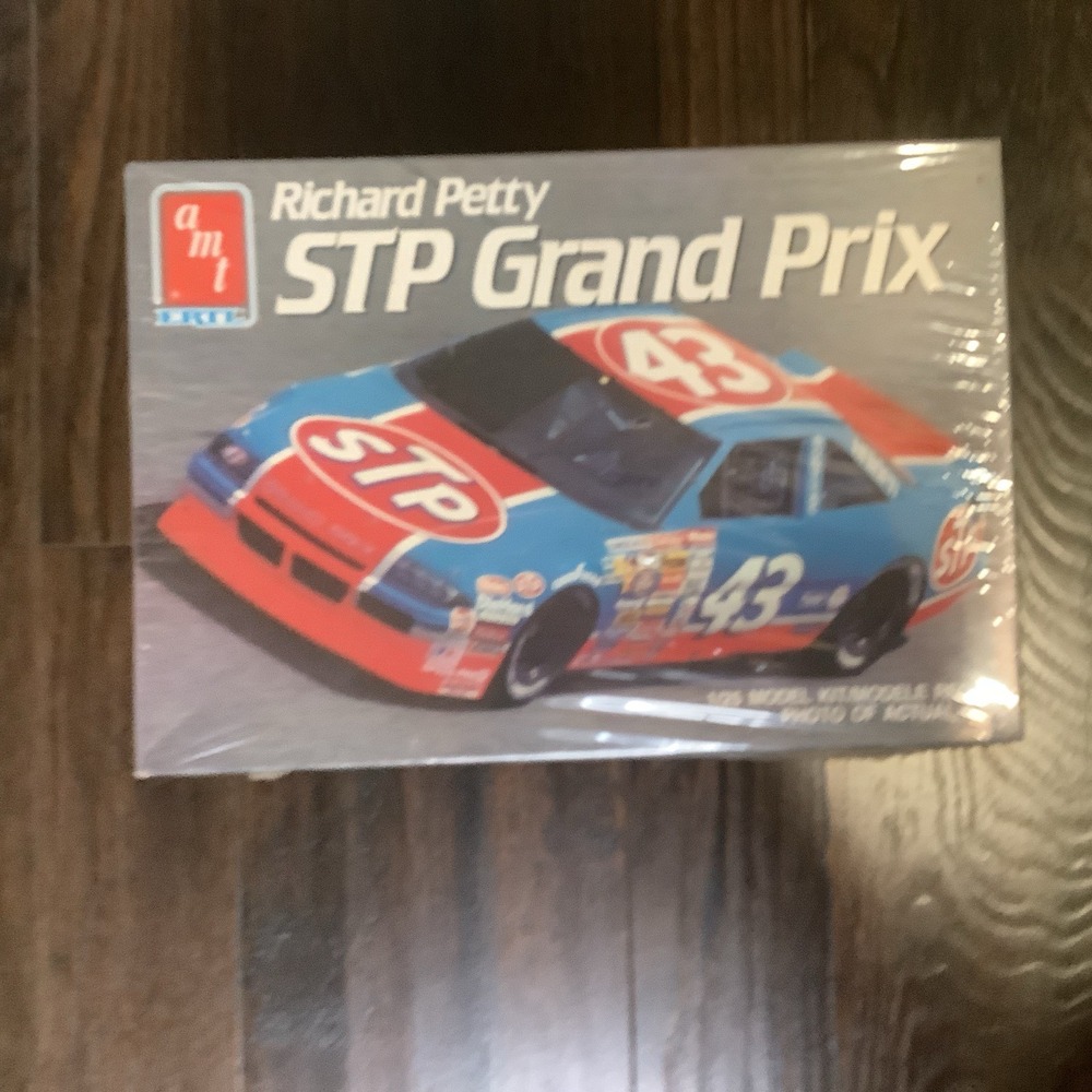 AMT ERTL #43 Richard Petty STP Grand Prix 1:25 Model Car Kit Sealed Vintage 1990